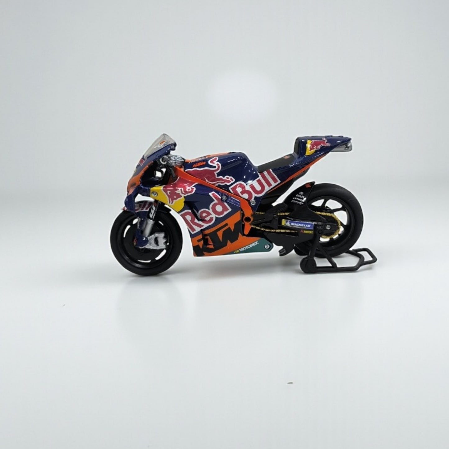 KTM Red Bull Brad Binder Escala 1:12 – Moto MotoGP de Colección