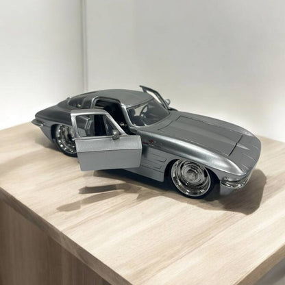 Chevrolet Corvette 1963 1:24 – Modelo a Escala Clásico – Diseño Icónico y Detalles Finos