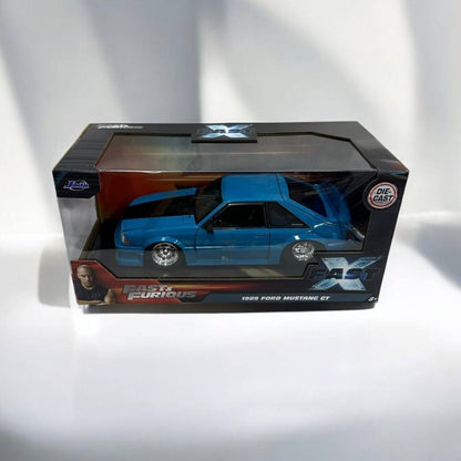 Ford Mustang GT 1989 de Rápidos y Furiosos a Escala 1:24 – Estilo y Potencia Clásica en Tu Colección