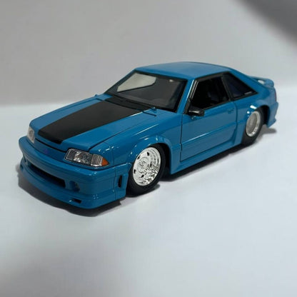 Ford Mustang GT 1989 de Rápidos y Furiosos a Escala 1:24 – Estilo y Potencia Clásica en Tu Colección