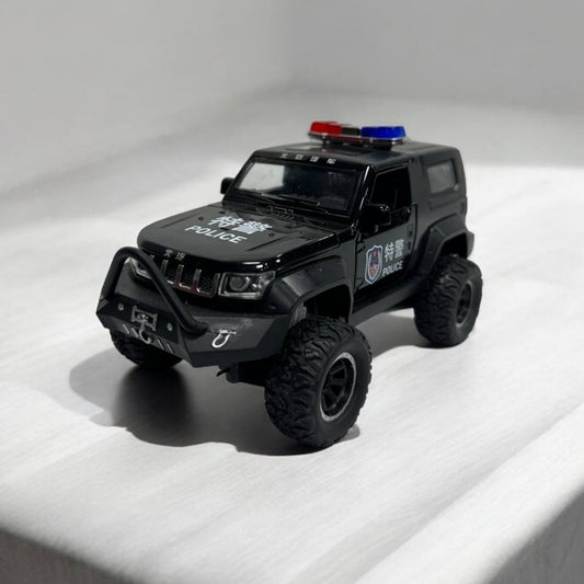 Jeep Policial 1:27 – Modelo a Escala – SUV de Patrulla con Detalles Realistas