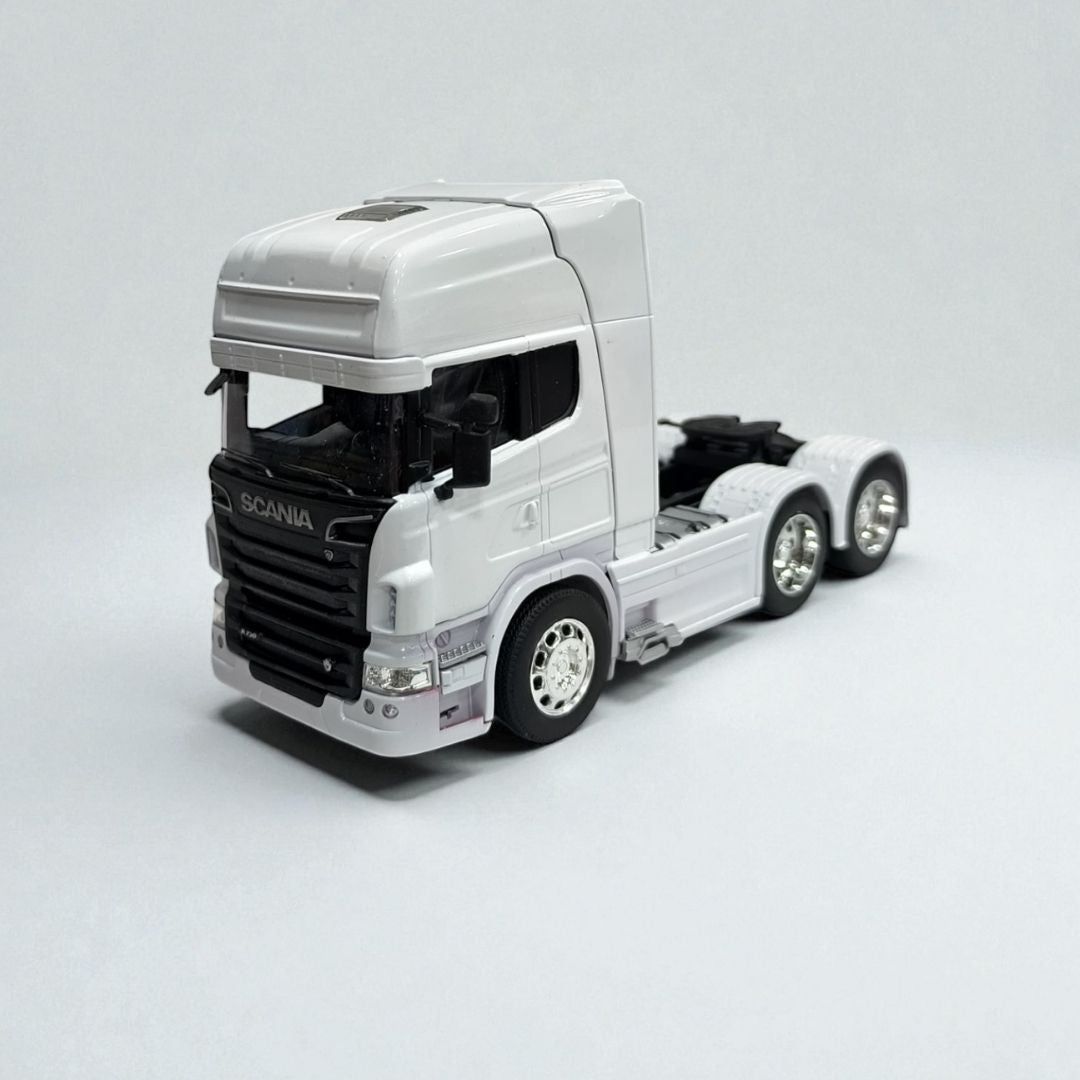 Scania V8 R730 Blanco 1:32 – Cabezal de Colección en Metal | Elegancia y Potencia en Cada Detalle