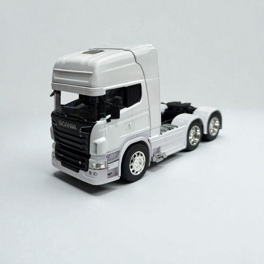 Scania V8 R730 Blanco 1:32 – Cabezal de Colección en Metal | Elegancia y Potencia en Cada Detalle