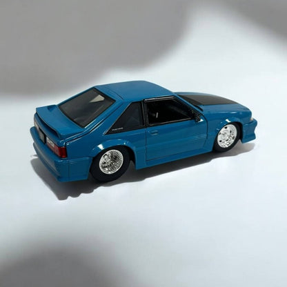 Ford Mustang GT 1989 de Rápidos y Furiosos a Escala 1:24 – Estilo y Potencia Clásica en Tu Colección