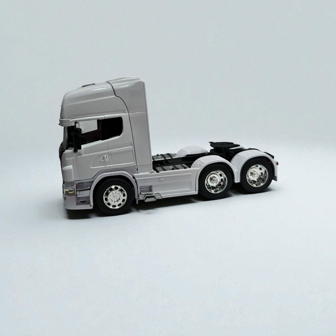Scania V8 R730 Blanco 1:32 – Cabezal de Colección en Metal | Elegancia y Potencia en Cada Detalle