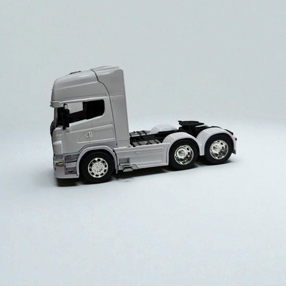 Scania V8 R730 Blanco 1:32 – Cabezal de Colección en Metal | Elegancia y Potencia en Cada Detalle