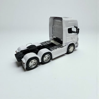 Scania V8 R730 Blanco 1:32 – Cabezal de Colección en Metal | Elegancia y Potencia en Cada Detalle