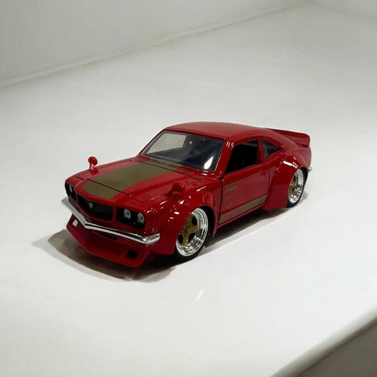 Mazda RX-3 1974 1:24 – Modelo a Escala – Diseño Clásico y Detalles Icónicos