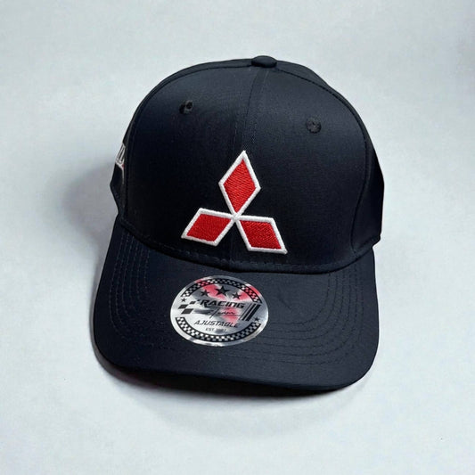 Gorra Mitsubishi Negra | Ingeniería Japonesa y Espíritu Deportivo