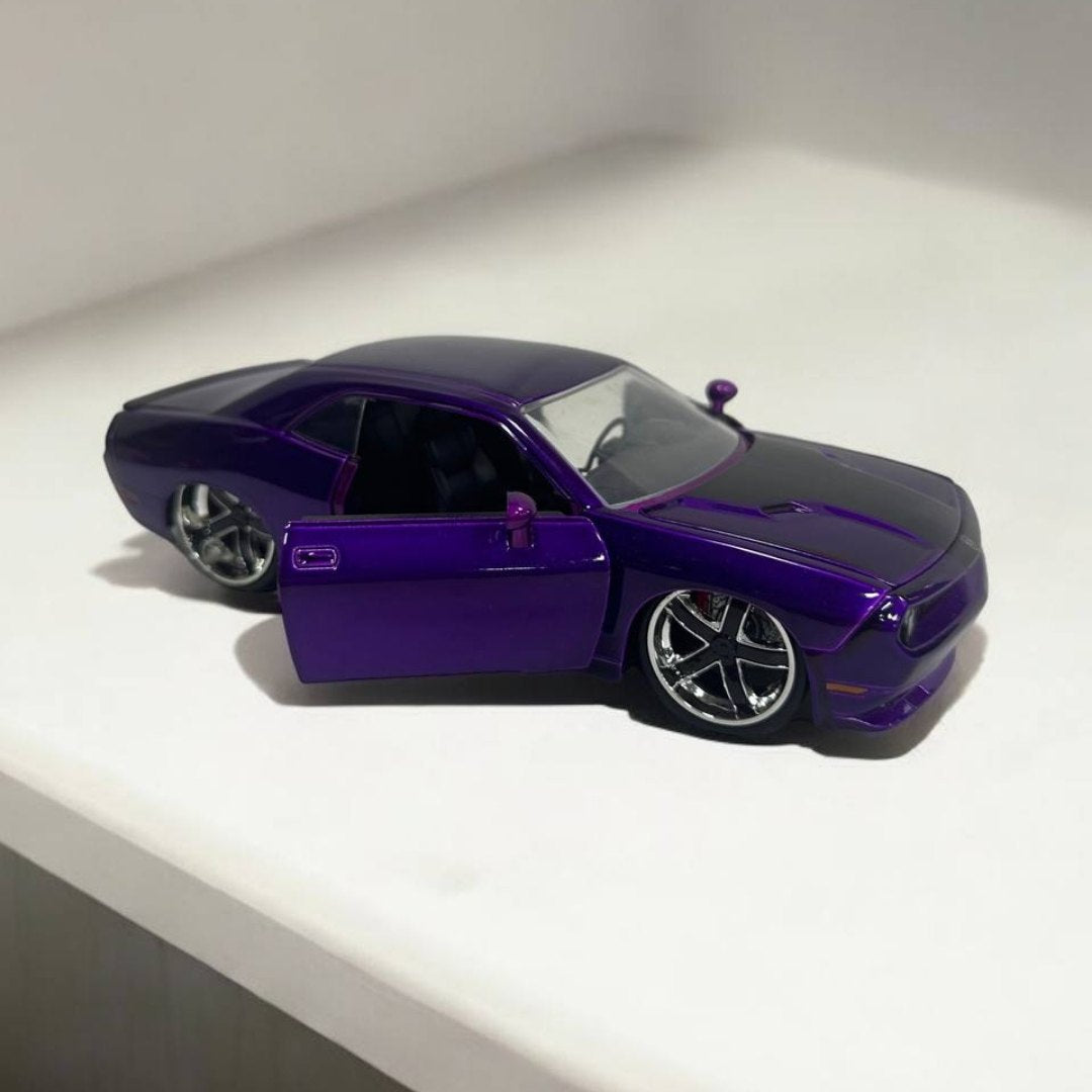 Dodge Charger SRT8 2008 1/24 - Modelo Detallado de Muscle Car Morado