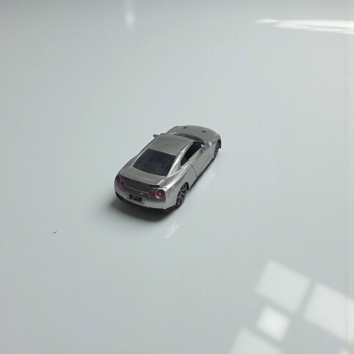 Nissan GT-R R35 Rápidos y Furiosos 1:32 – Edición de Colección en Metal | Ícono del Cine