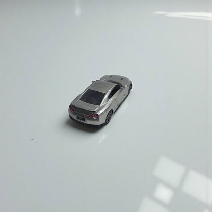 Nissan GT-R R35 Rápidos y Furiosos 1:32 – Edición de Colección en Metal | Ícono del Cine