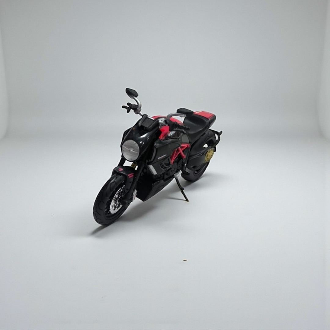 Moto Ducati Diavel 1:12 – Modelo a Escala Detallado para Coleccionistas