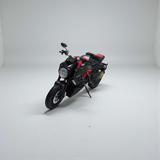 Moto Ducati Diavel 1:12 – Modelo a Escala Detallado para Coleccionistas