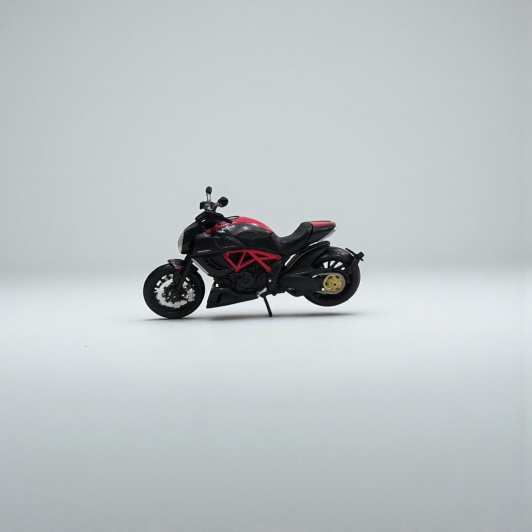 Moto Ducati Diavel 1:12 – Modelo a Escala Detallado para Coleccionistas