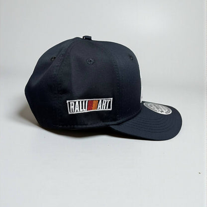 Gorra Mitsubishi Negra | Ingeniería Japonesa y Espíritu Deportivo