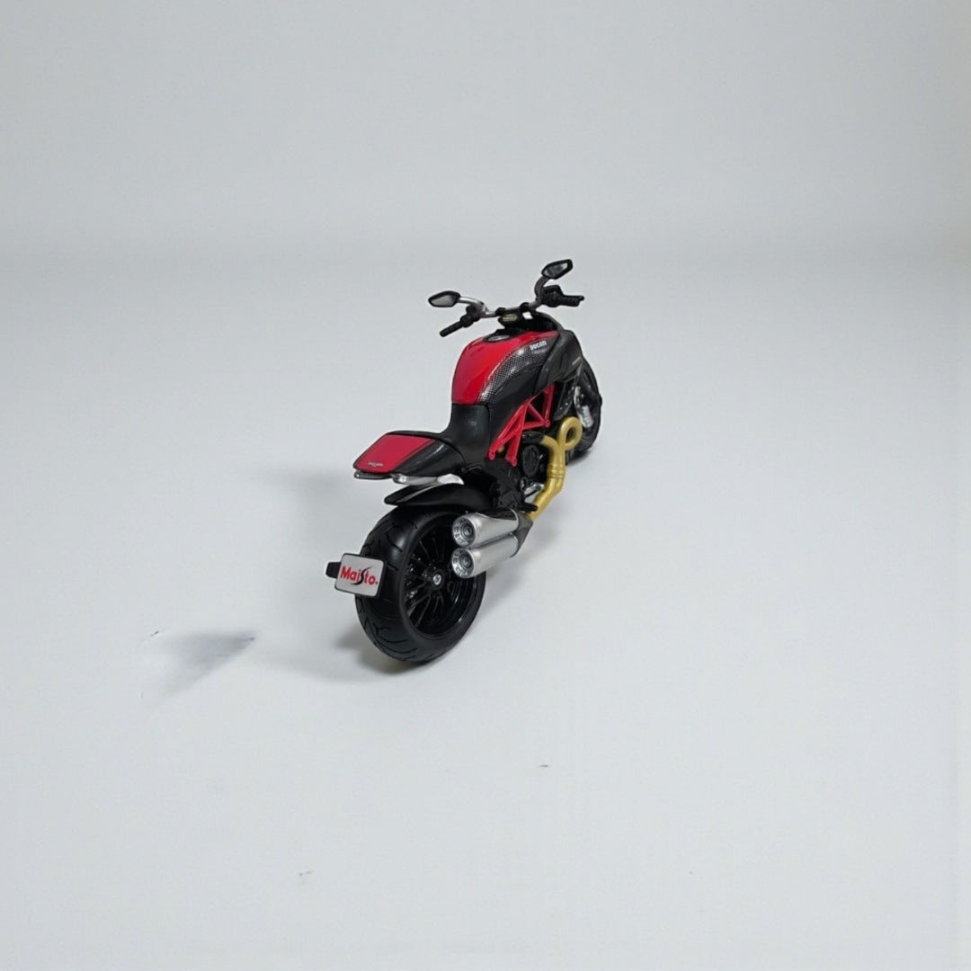 Moto Ducati Diavel 1:12 – Modelo a Escala Detallado para Coleccionistas