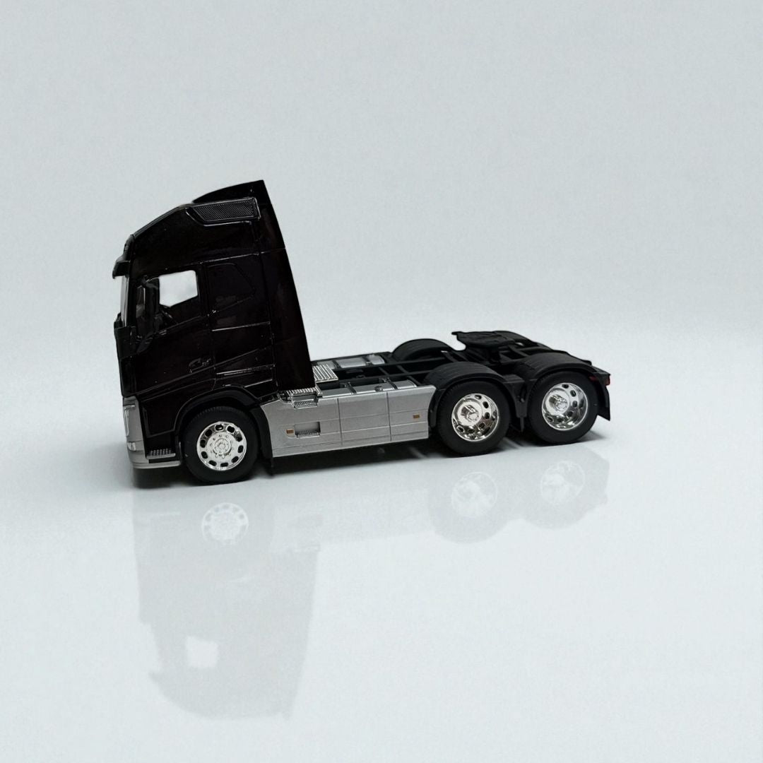 Volvo FH 1:32 Negro – Edición de Colección en Metal | El Gigante del Transporte Europeo