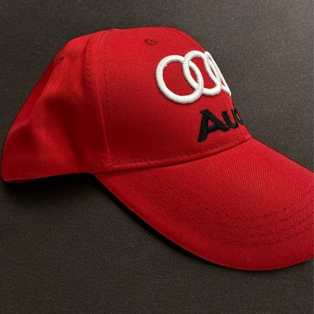 ¡Gorra Audi Roja - Estilo y Potencia en Cada Detalle!