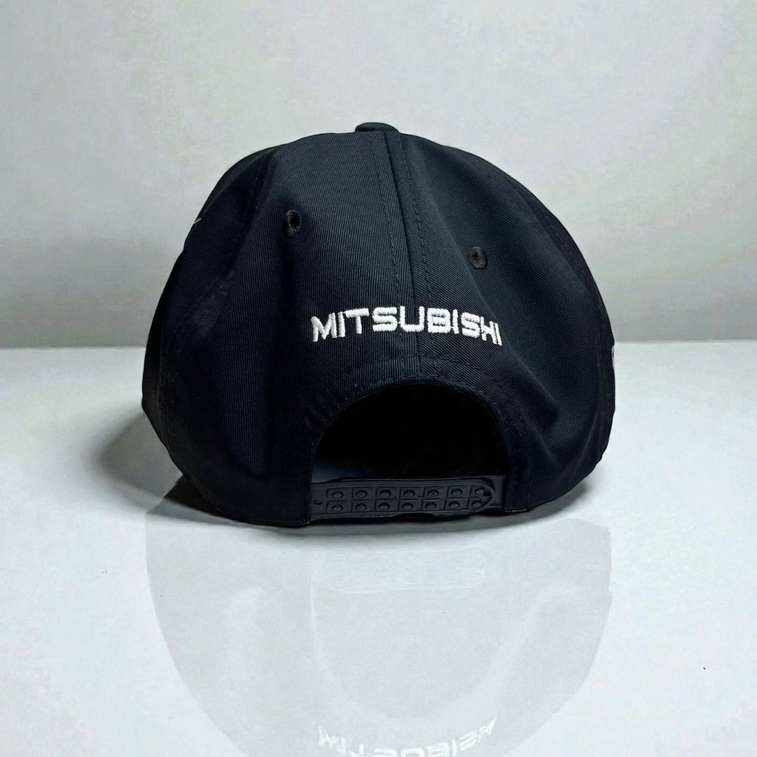 Gorra Mitsubishi Negra | Ingeniería Japonesa y Espíritu Deportivo