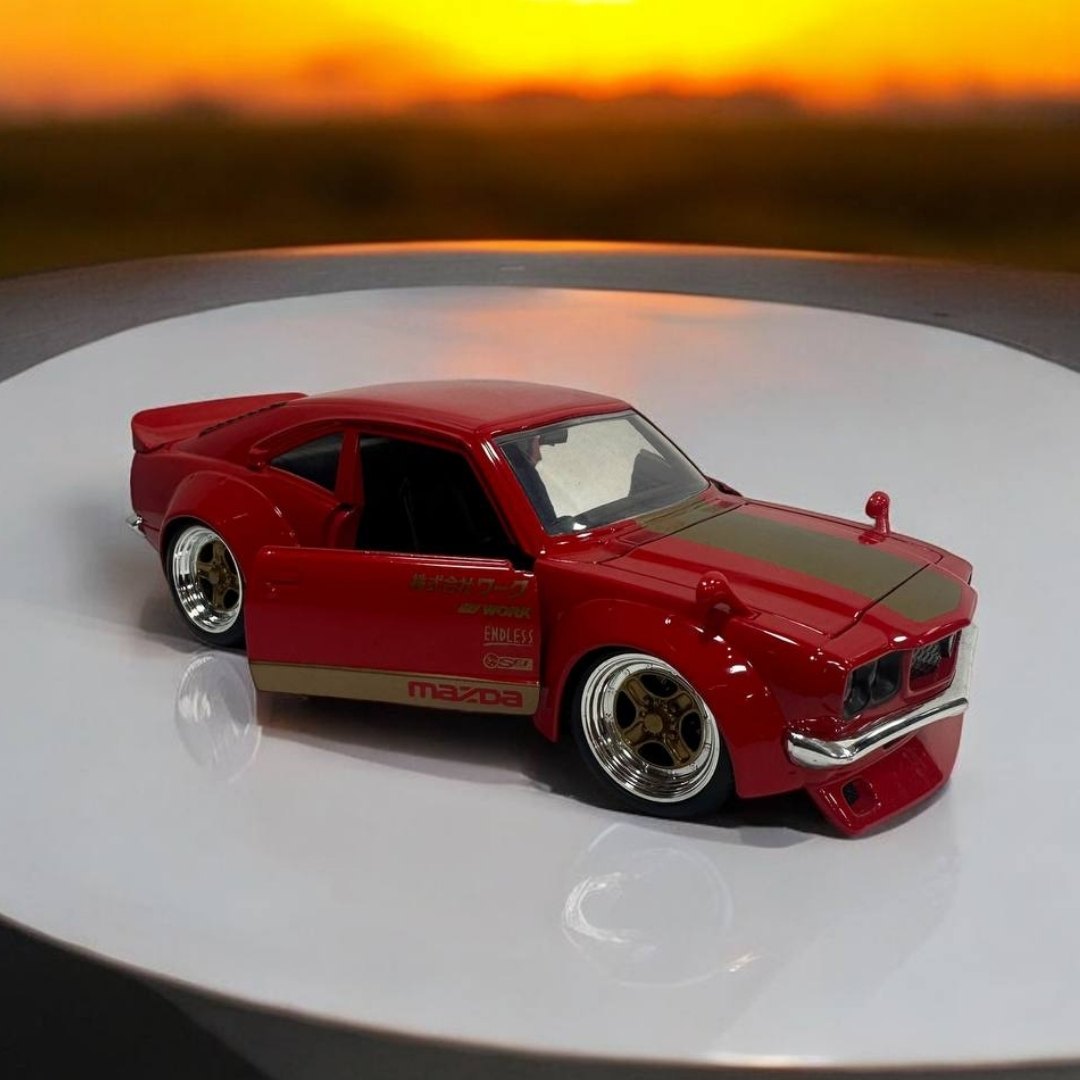 Mazda RX-3 1974 1:24 – Modelo a Escala – Diseño Clásico y Detalles Icónicos