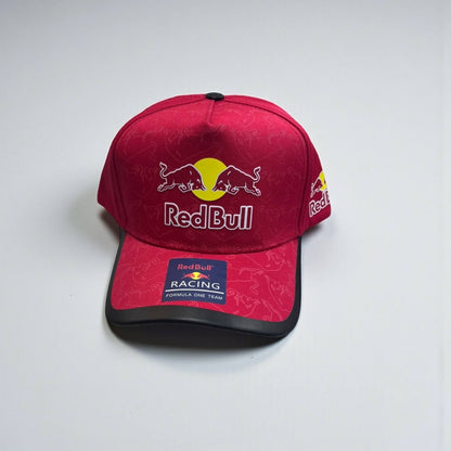 Gorra Red Bull Roja – Estilo Racing Oficial | Espíritu de Velocidad y Competencia