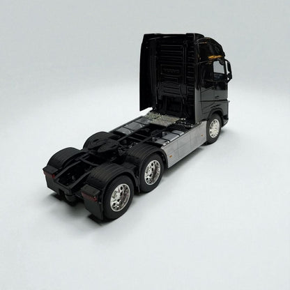 Volvo FH 1:32 Negro – Edición de Colección en Metal | El Gigante del Transporte Europeo