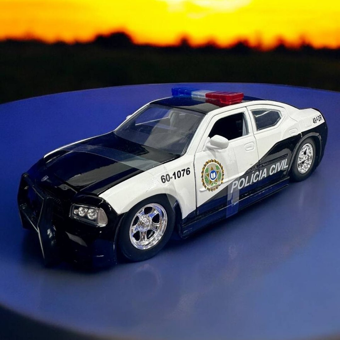 Dodge Charger Police 2006 1:24 – Modelo a Escala – Vehículo Policial de Rápidos y Furiosos