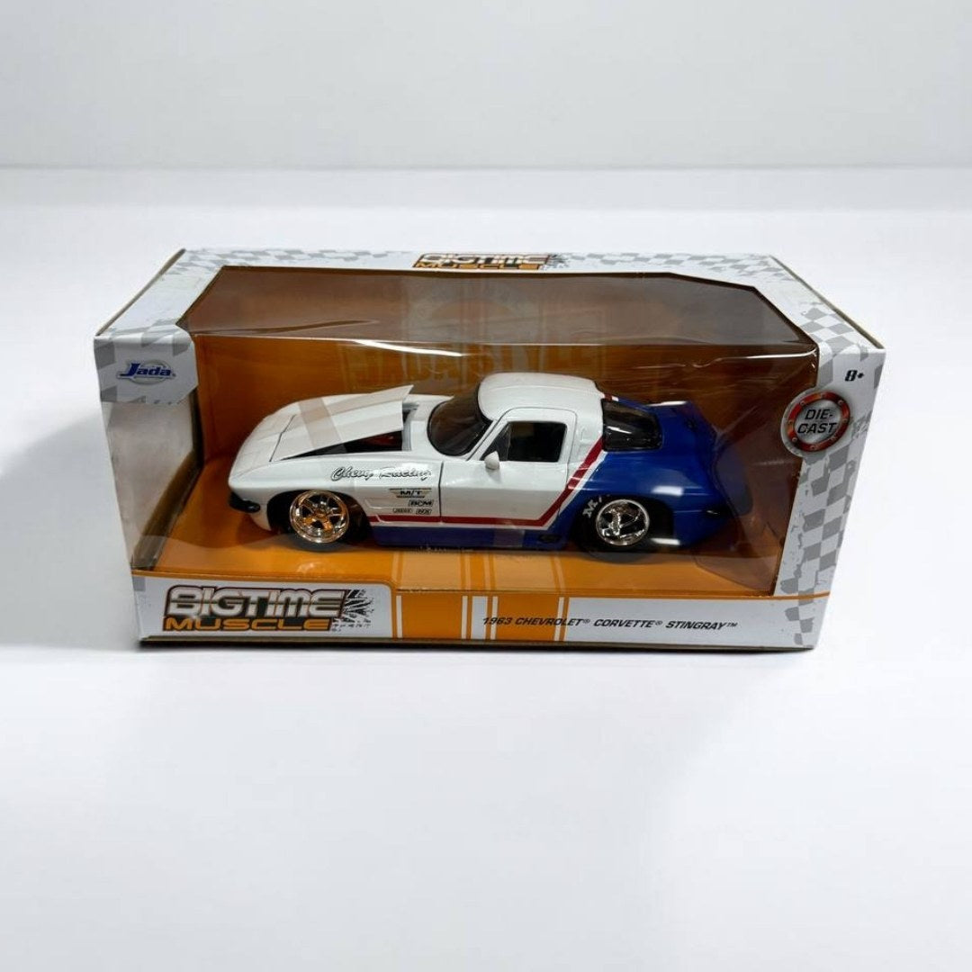 Chevrolet Corvette 1963 Bigtime Muscle a Escala 1:24 – Clásico Americano de Potencia y Estilo