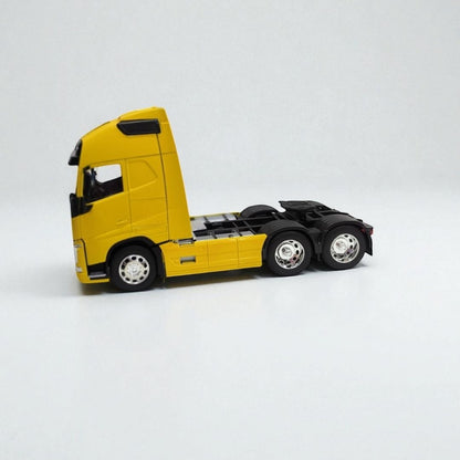 Volvo FH 1:32 – Edición de Colección en Metal | Camión Amarillo para Exhibición Profesional