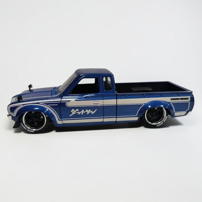 Datsun 620 Pick Up 1972 JDM Tuners 1:24 Jada | Camioneta a Escala de Colección