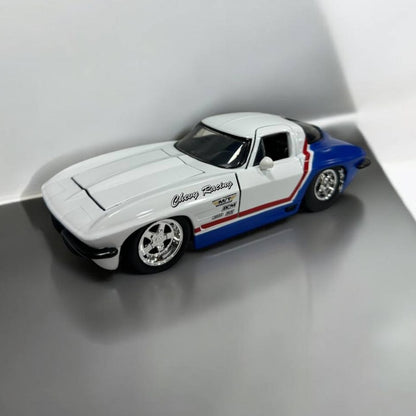 Chevrolet Corvette 1963 Bigtime Muscle a Escala 1:24 – Clásico Americano de Potencia y Estilo