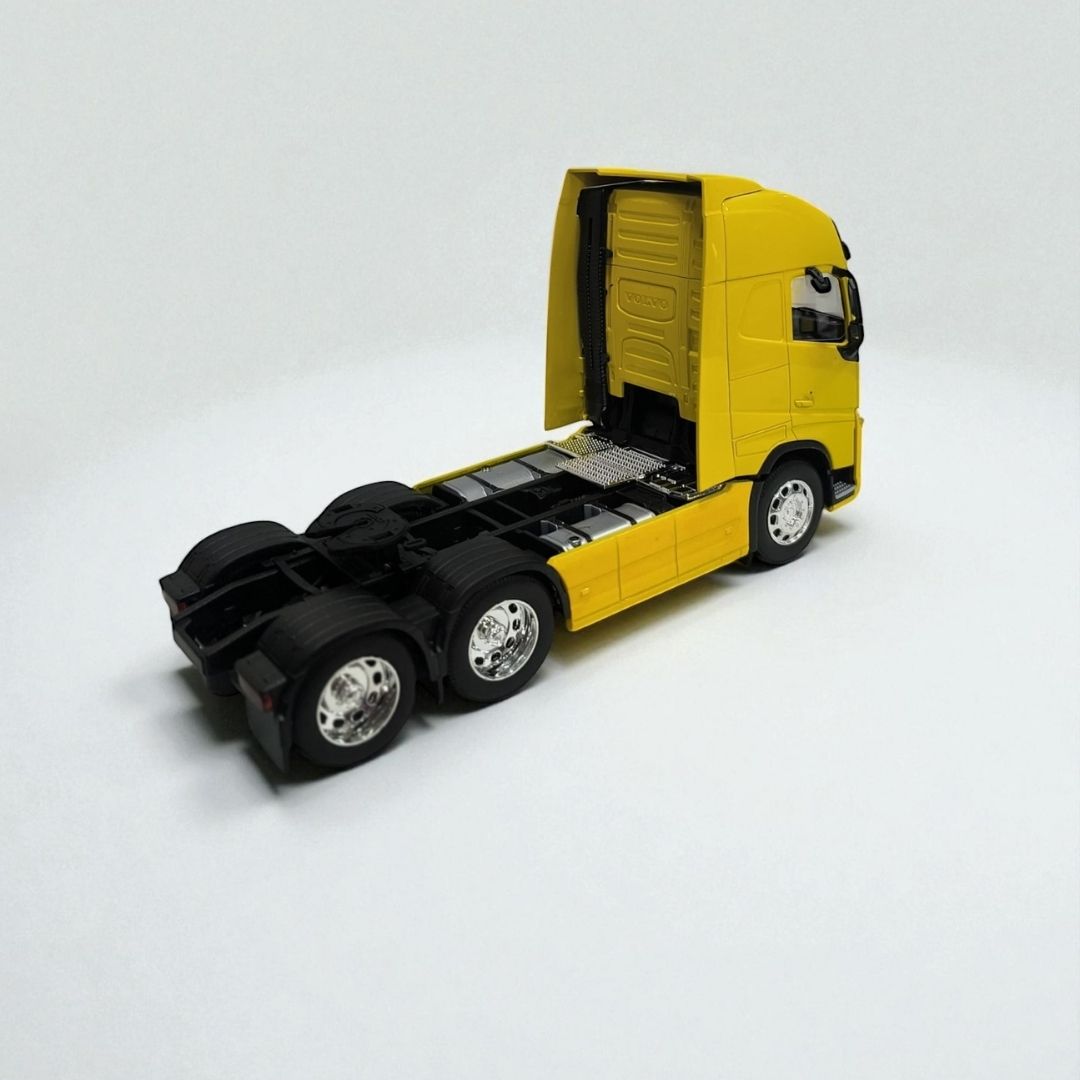 Volvo FH 1:32 – Edición de Colección en Metal | Camión Amarillo para Exhibición Profesional
