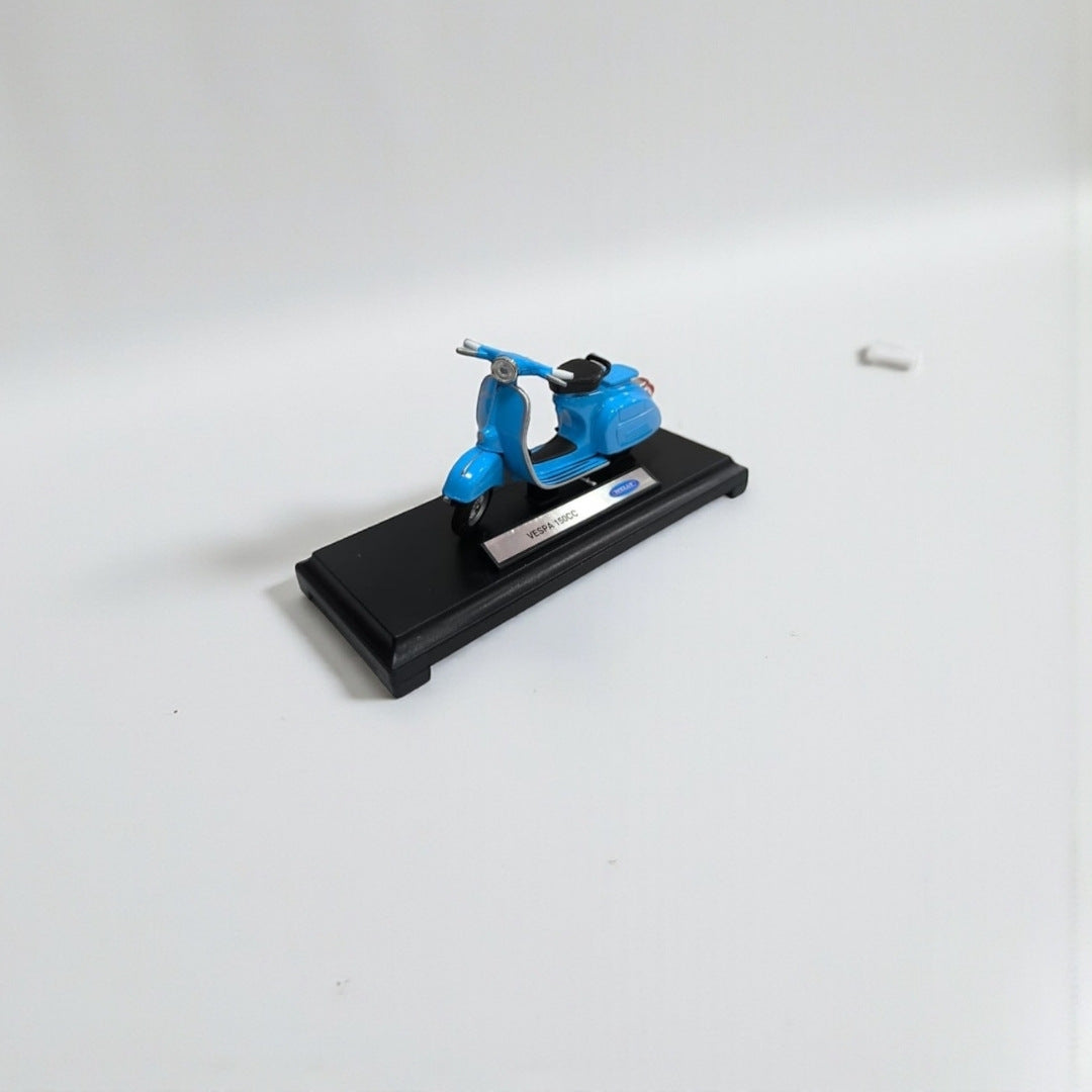 Moto Vespa 150 CC 1:18 – Modelo a Escala Detallado para Coleccionistas