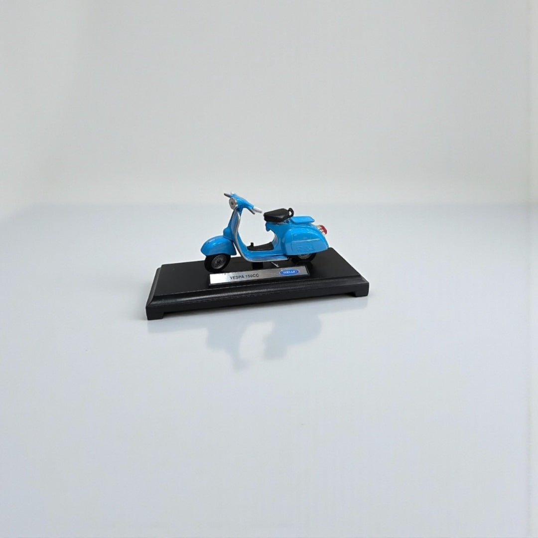 Moto Vespa 150 CC 1:18 – Modelo a Escala Detallado para Coleccionistas