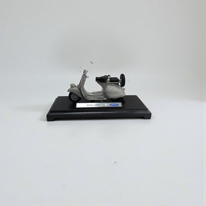 Moto Vespa 125 CC 1:18 – Modelo a Escala Detallado para Coleccionistas