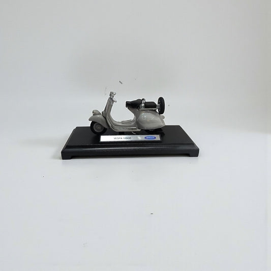 Moto Vespa 125 CC 1:18 – Modelo a Escala Detallado para Coleccionistas