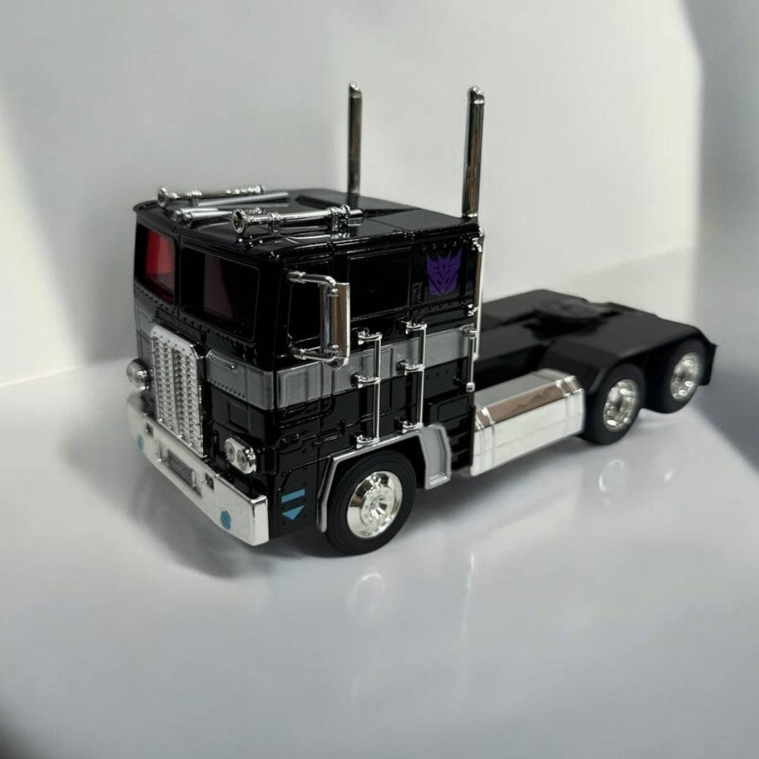 Nemesis Prime de Transformers a Escala 1:24 – El Lado Oscuro de un Ícono