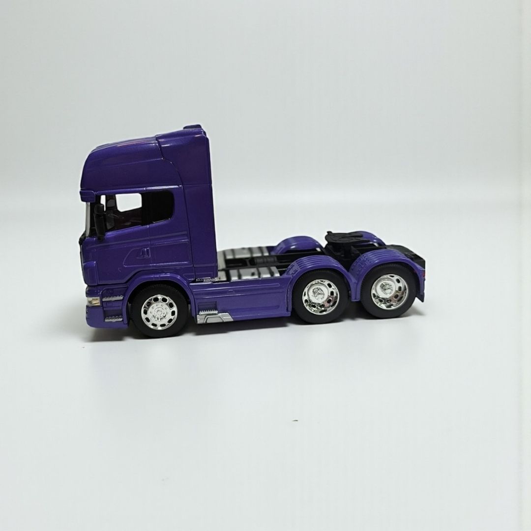 Scania V8 R730 1:32 Morado – Edición de Colección en Metal | El Cabezal Europeo Más Imponente
