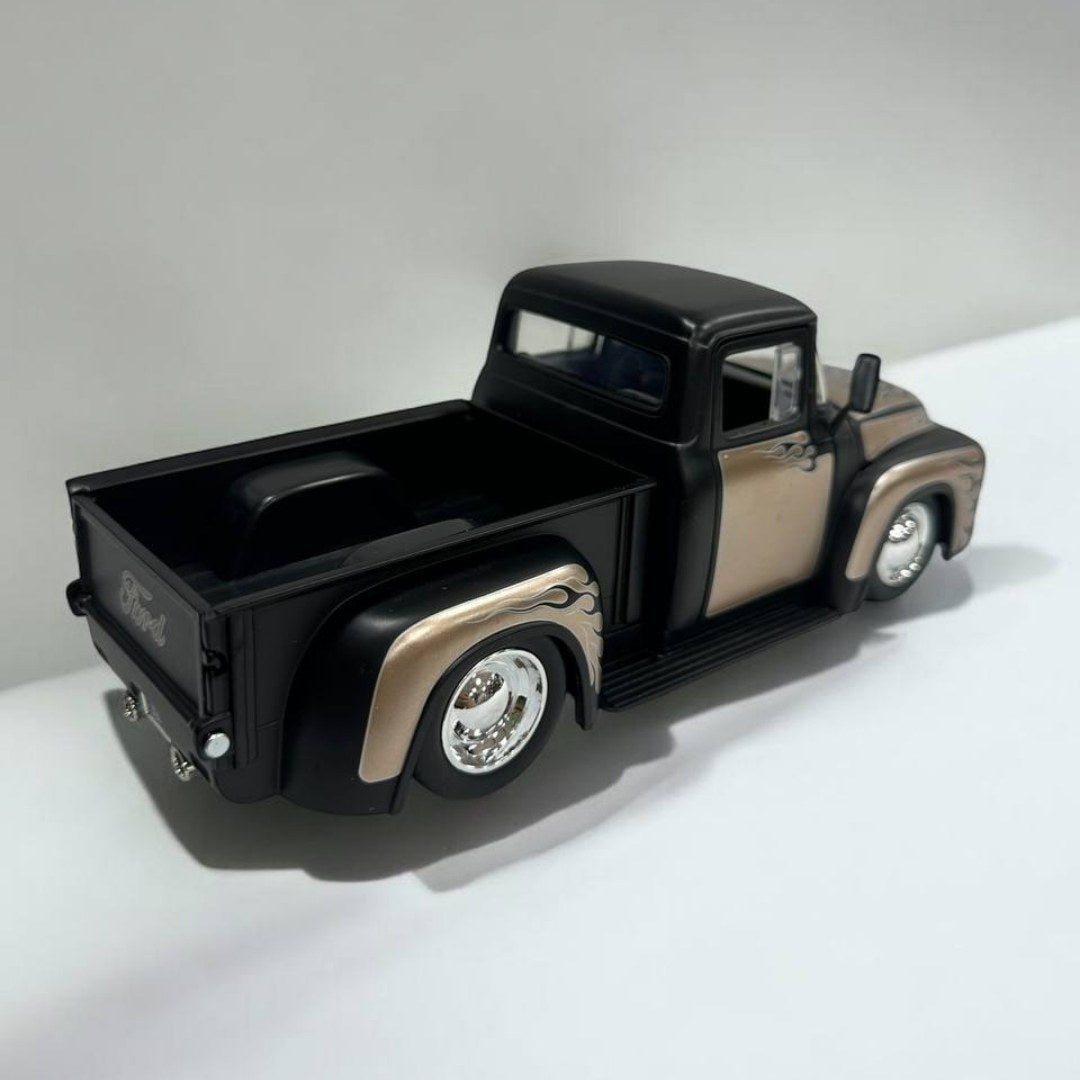 Ford F-100 1956 a Escala 1:24 – Un Clásico de la Era Dorada