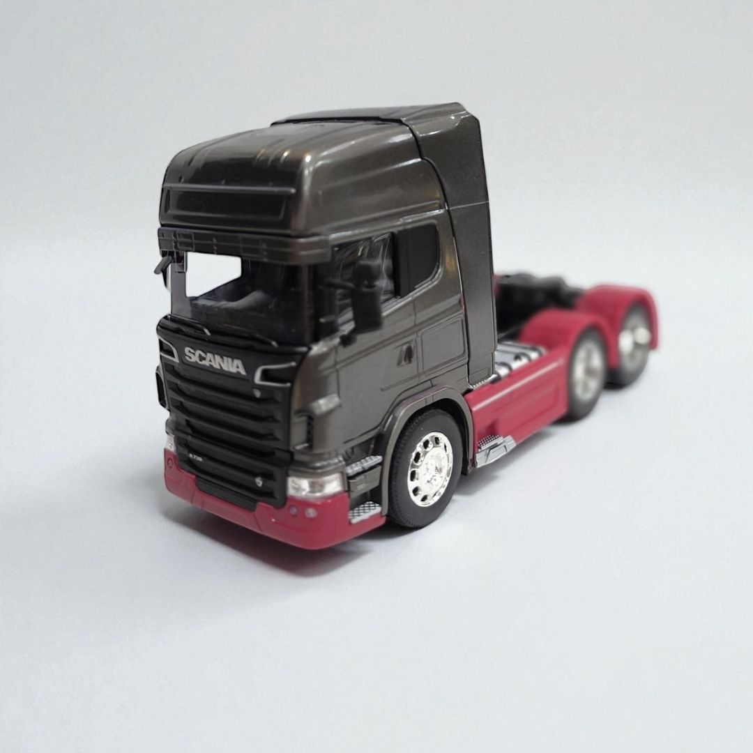 Scania V8 R730 1:32 – Edición de Colección en Metal | Cabezal Gris de Alto Detalle