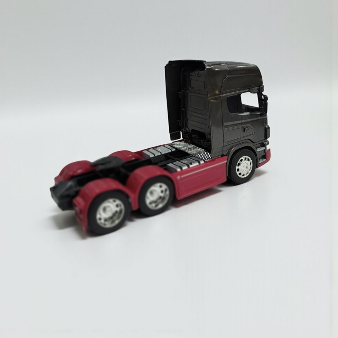 Scania V8 R730 1:32 – Edición de Colección en Metal | Cabezal Gris de Alto Detalle