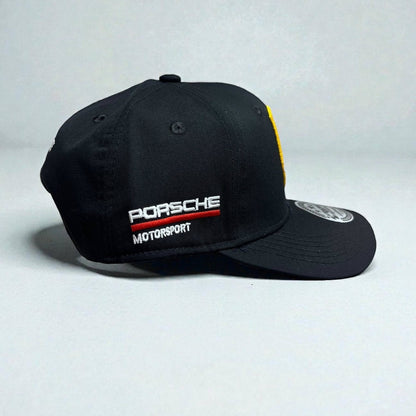 Gorra Porsche Negra – Elegancia, Precisión y ADN Motorsport
