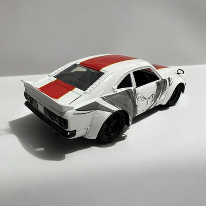 Saitama y Mazda RX-3 1974 a Escala – Fuerza Inigualable y Estilo Retro