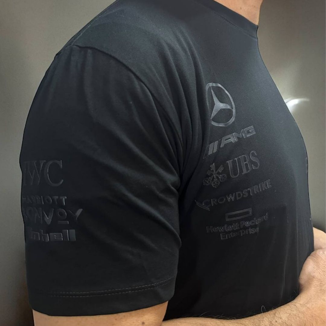 Camiseta Negra Mercedes - ¡Innovación y Dominio en Cada Giro!