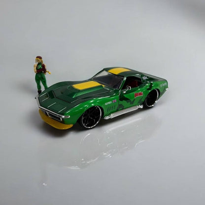 Cammy de Street Fighter y Chevrolet Corvette 1969 a Escala 1:24 – Poder y Elegancia Clásica