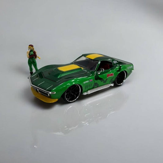 Cammy de Street Fighter y Chevrolet Corvette 1969 a Escala 1:24 – Poder y Elegancia Clásica