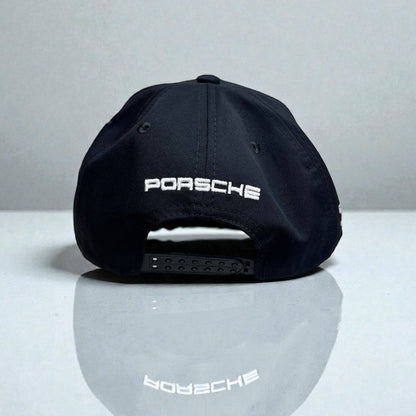 Gorra Porsche Negra – Elegancia, Precisión y ADN Motorsport