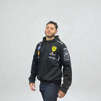 Buzo Ferrari Negro – Estilo Oficial Motorsport | Pasión y Elegancia Italiana
