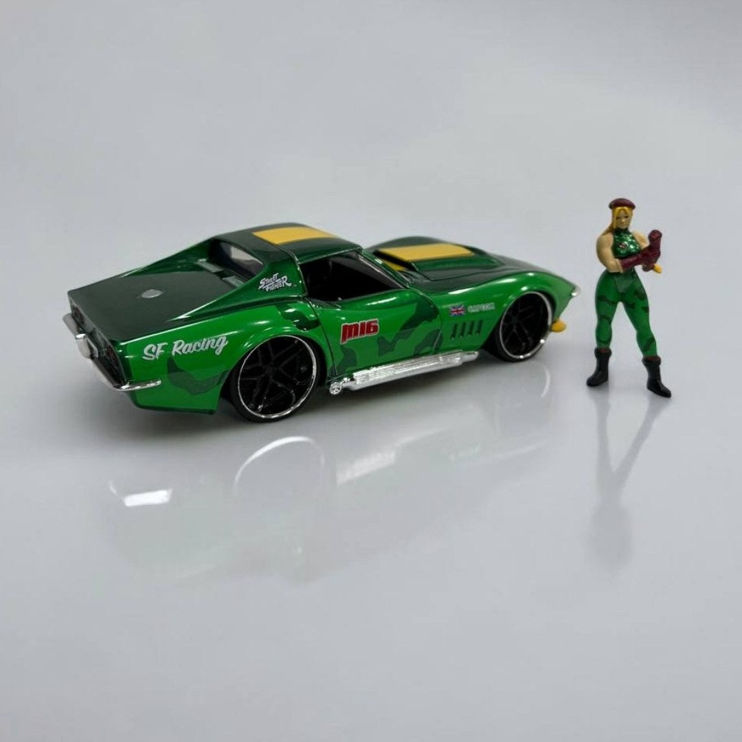 Cammy de Street Fighter y Chevrolet Corvette 1969 a Escala 1:24 – Poder y Elegancia Clásica